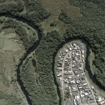 Mata e favela separados por um rio em curvas