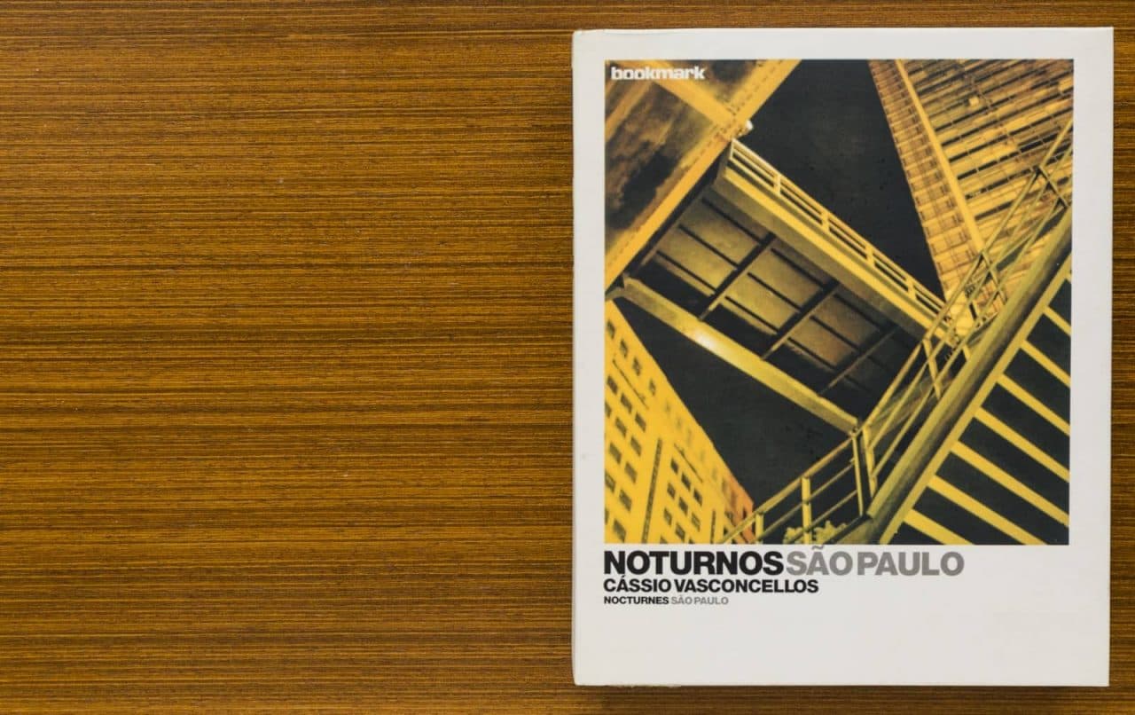 fotolivro Noturnos São Paulo fechado, sobre mesa de madeira